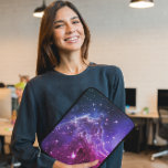 Protection Pour Ordinateur Portable Nebula tête de singe violet Hipster<br><div class="desc">Une teinte cool bleu à rose foncé avec de belles teintes mauve améthyste ajoutée à une image spatiale. Un joli cadeau pour votre fille geek préférée. La photo de février 2014 de la tête de singe Nebula publiée en avril "célébration du 24ème anniversaire du lancement du télescope spatial Hubble de...</div>