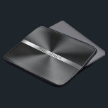Protection Pour Ordinateur Portable Noir brillant acier inoxydable Texture métal impri<br><div class="desc">Moderne élégant noir brillant acier inoxydable texture métallique imprimé accentué avec des bandes de tons argentés simples pour votre monogramme personnalisé.</div>
