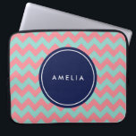 Protection Pour Ordinateur Portable Nom personnalisé Monogramme bleu clair et rose<br><div class="desc">Motif chevron moderne et tendance dans les tons pastel bleu clair et rose. Customisez ce manchon en ajoutant votre nom ; vous pouvez facilement remplacer le texte de l'espace réservé pour ajouter votre texte. Pour plus d'options comme changer la police et sa taille,  cliquez sur le bouton "Customiser".</div>