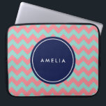 Protection Pour Ordinateur Portable Nom personnalisé Monogramme bleu clair et rose<br><div class="desc">Motif chevron moderne et tendance dans les tons pastel bleu clair et rose. Customisez ce manchon en ajoutant votre nom ; vous pouvez facilement remplacer le texte de l'espace réservé pour ajouter votre texte. Pour plus d'options comme changer la police et sa taille,  cliquez sur le bouton "Customiser".</div>