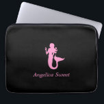 Protection Pour Ordinateur Portable Ocean Glow_Rose-on-Black Mermaid_personnalisée<br><div class="desc">Pour la personnaliser,  vous ajoutez votre nom dans le champ modèle disponible,  et vous avez terminé. Si vous êtes créatif,  vous pouvez aussi changer la taille,  le placement,  la couleur et même le nombre de sirènes. Cliquez simplement sur "Customisez-le" et laissez le plaisir commencer!</div>