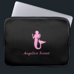 Protection Pour Ordinateur Portable Ocean Glow_Rose-on-Black Mermaid_personnalisée<br><div class="desc">Pour la personnaliser,  vous ajoutez votre nom dans le champ modèle disponible,  et vous avez terminé. Si vous êtes créatif,  vous pouvez aussi changer la taille,  le placement,  la couleur et même le nombre de sirènes. Cliquez simplement sur "Customisez-le" et laissez le plaisir commencer!</div>