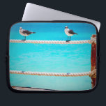 Protection Pour Ordinateur Portable Oiseaux de plage de mer turquoise photo côtière<br><div class="desc">Il y a de bonnes vibrations tout autour chaque fois que vous utilisez cette manchette d'ordinateur portable en néoprène photographie ludique de goélands blancs et gris se relaxant sur une clôture de corde dressée contre l'océan turquoise. Cette pochette pour ordinateur portable est disponible en trois tailles : 15", 13" et...</div>