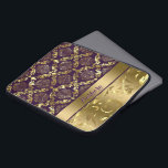 Protection Pour Ordinateur Portable Or Métallurgique Élégant Et Damas Violettes Et Den<br><div class="desc">Elégant damas floraux ornés de poutres vintages et dentelle en or métallique et tons violets. monogramme personnalisé. Demandez toute couleur que vous voulez en m'envoyant un courriel.</div>