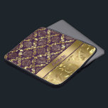 Protection Pour Ordinateur Portable Or Métallurgique Élégant Et Damas Violettes Et Den<br><div class="desc">Elégant damas floraux ornés de poutres vintages et dentelle en or métallique et tons violets. monogramme personnalisé. Demandez toute couleur que vous voulez en m'envoyant un courriel.</div>