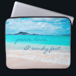 Protection Pour Ordinateur Portable Peace Love Sandy Feet Hawaii Tropical Beach Photo<br><div class="desc">"Paix, amour et pieds sablonneux." Rappelez-vous l'odeur fraîche de sel de l'air marin chaque fois que vous utilisez cette étonnante photo couleur vibrante poche ordinateur portable en néoprène. Découvrez et explorez la solitude d'une plage hawaïenne vide. Cette pochette pour ordinateur portable est disponible en trois tailles : 15", 13" et...</div>