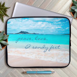 Protection Pour Ordinateur Portable Peace Love Sandy Feet Hawaii Tropical Beach Photo<br><div class="desc">"Paix, amour et pieds sablonneux." Rappelez-vous l'odeur fraîche de sel de l'air marin chaque fois que vous utilisez cette étonnante photo couleur vibrante poche ordinateur portable en néoprène. Découvrez et explorez la solitude d'une plage hawaïenne vide. Cette pochette pour ordinateur portable est disponible en trois tailles : 15", 13" et...</div>