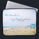 Protection Pour Ordinateur Portable Plage Est Mon Bon Lieu Script Californie Côtière<br><div class="desc">"La plage est mon endroit heureux." Détendez-vous, respirez et explorez la solitude d'une plage de Californie vide avec cette étonnante pochette d'ordinateur portable en néoprène couleur pastel. Cette pochette pour ordinateur portable est disponible en trois tailles : 15", 13" et 10". Fait un grand cadeau pour quelqu'un spécial! Vous pouvez...</div>