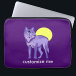 Protection Pour Ordinateur Portable Pleine lune de loup pourpre<br><div class="desc">Un magnifique loup,  majestueux,  violet,  devant une lune jaune pleine,  accompagné de votre propre texte personnalisé. Ce cadeau animal sauvage personnalisé est le cadeau parfait pour un amoureux des loups. Customisez-les pour vos amis de meute de loups.</div>