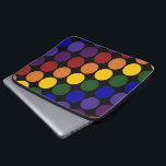 Protection Pour Ordinateur Portable Pois d'arc-en-ciel sur le noir<br><div class="desc">Les rangées du pois coloré par arc-en-ciel couvrent un arrière - plan noir. La compensation rame des diagonales de forme de chaque couleur : violette,  indigo,  bleu,  vert,  jaune,  orange,  et rouge.  

 

 Image créée par Digital. 
 © de Copyright Claire 2011 E. Skinner. Tous droits réservés.</div>