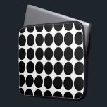 Protection Pour Ordinateur Portable Pois noirs en blanc<br><div class="desc">Pois noirs gras sur un arrière - plan blanc. Le motif géométrique a été créé à partir de rien. numériquement créé une image. Copyright © 2013 Claire E. Skinner. Tous droits réservés.</div>