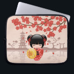 Protection Pour Ordinateur Portable Poupée rouge Sakura Kokeshi - Geisha japonais<br><div class="desc">Illustration vectorielle d'une mignonne fille orientale en robe kimono rouge avec une large ceinture obi noire tenant un parapluie de bambou jaune. Les cheveux noirs de la fille sont décorés de fleurs et de épingles à cheveux de style geisha rouge. Cette oeuvre a été inspirée par les poupées kokeshi traditionnelles...</div>