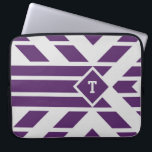 Protection Pour Ordinateur Portable Quadrangle violet rayures sur gris, manches Monogr<br><div class="desc">Protégez votre ordinateur avec une pochette élégante pour ordinateur portable dotée d'un motif géométrique violet et gris accrocheur. Les parallélogrammes et bandes violets pointent vers un diamant violet dans le tiers droit de l'image. Le diamant contient un monogramme personnalisable. L'arrière - plan est gris clair. numériquement créé une image. Copyright...</div>