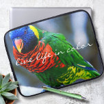 Protection Pour Ordinateur Portable Red Green Lorikeet Bird Photo Live Life in Color<br><div class="desc">Suivez la direction de ce petit gars rouge, bleu, vert et jaune et assurez-vous de vivre la vie à la pleine vie, "vie en couleur". Ce joli sac photo en néoprène multi-hued apportera un sourire à votre visage chaque fois que vous le verrez. Cette pochette pour ordinateur portable est disponible...</div>
