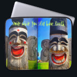 Protection Pour Ordinateur Portable Totum Bois Souriez Tandis Que Vous Avez Encore Cit<br><div class="desc">Qui peut résister à de tels visages riants ? N'oubliez pas de "sourire pendant que vous avez encore des dents" en utilisant cette pochette d'ordinateur portable en néoprène de caractère, sculpté et coloré. Cette pochette pour ordinateur portable est disponible en trois tailles : 15", 13" et 10". Fait un grand...</div>
