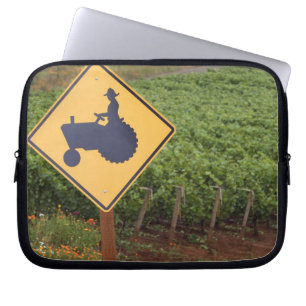 Protection Pour Ordinateur Portable Un panneau de passage de tracteur jaune dans le vi