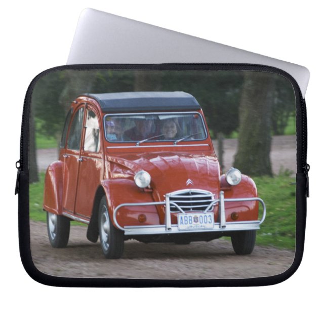 Protection Pour Ordinateur Portable Une vieille voiture rouge Citroen 2CV avec une fem (Devant)