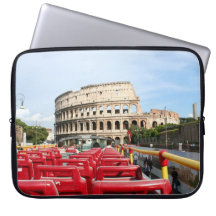 Une vue du Colisée à Rome depuis un bus touristiqu