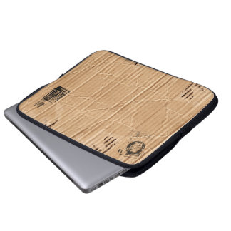 Protection Pour Ordinateur Portable Vieux carton Brown endommagé avec des timbres et