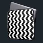 Protection Pour Ordinateur Portable Zigzag noir et blanc<br><div class="desc">Des colonnes alternées de zigzags noirs et blancs forment un motif géométrique distinctif. numériquement créé une image. Copyright © 2013 Claire E. Skinner. Tous droits réservés.</div>