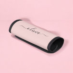 Protège Poignée Pour Bagage Blush Dusty Rose Simple Girl Monogramme Nom<br><div class="desc">Blush Dusty Rose Simple Script Monogramme Nom Bagage Handle Wrap. Cela rend la remise de diplômes parfaite,  doux 16 ans,  mariage,  douche nuptiale,  anniversaire,  baby shower ou cadeau de fête de bachelorette pour quelqu'un qui aime le luxe glam et les styles chic.</div>