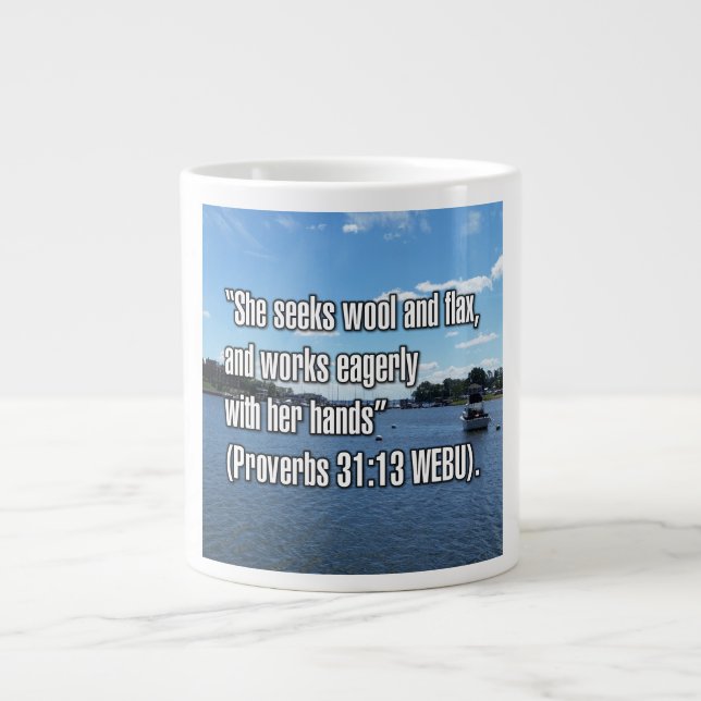 Proverbes 31:13 WEBU Mug (Devant)