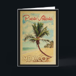 Puerto Vallarta Carte de voeux Palm Tree Vintage<br><div class="desc">Un imprimé d'art mexicain moderne de Puerto Vallarta au milieu du siècle rétro unique dans un style d'affiche de voyage vintage. Il dispose d'un palmier incurvé sur une plage de sable avec l'océan sous un ciel bleu nuageux.</div>