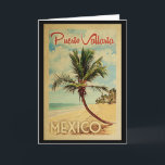 Puerto Vallarta Carte de voeux Palm Tree Vintage<br><div class="desc">Un imprimé d'art mexicain moderne de Puerto Vallarta au milieu du siècle rétro unique dans un style d'affiche de voyage vintage. Il dispose d'un palmier incurvé sur une plage de sable avec l'océan sous un ciel bleu nuageux.</div>