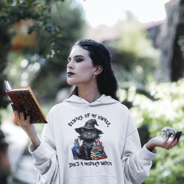Pull À Capuche Attention à mon propriétaire|Elle est une WITCH mo (Don't miss the chance to celebrate Halloween with a bang - grab this hilarious witch hoodie now!)