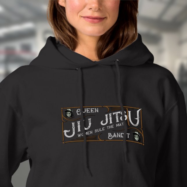 Pull À Capuche BJJ Queen Bandit femmes brésilienne Jiu Jitsu (Woman's black BJJ hoodie worn by a female model in the gym)