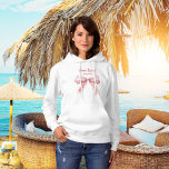 Pull À Capuche Elle attache le noeud rose arc Team Bride<br><div class="desc">T-shirt blanc décoré d'un arc rose. Personnalisez et ajoutez un nom. Texte : Mariée d'équipe. Elle noue le noeud. Texte à l'avant et à l'arrière.</div>