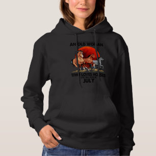 Pull À Capuche Ne Sous-Estimez Jamais Une Vieille Femme Qui Aime