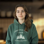 Pull À Capuche Nom de famille personnalisé Christmas Tree Farm Re<br><div class="desc">Séjournez confortable et festif avec notre sweat - shirt à capuche de vacances sur mesure! Doté de votre nom de famille et d'un design rétro de ferme de sapins de Noël en vert sage,  il est parfait pour les journées fraîches d'hiver et les rassemblements de vacances.</div>