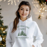 Pull À Capuche Nom de famille personnalisé Christmas Tree Farm Re<br><div class="desc">Séjournez confortable et festif avec notre sweat - shirt à capuche de vacances sur mesure! Doté de votre nom de famille et d'un design rétro de ferme de sapins de Noël en vert sage,  il est parfait pour les journées fraîches d'hiver et les rassemblements de vacances.</div>