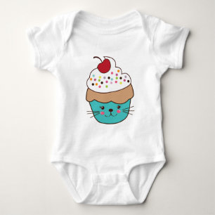 Pullover de bébé mignon de petit gâteau