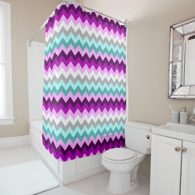 Purple Blanc Turquoise Chevrons rideau de douche (En situation)