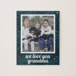 Puzzle Aimer vous grand-mère Holiday Spruce Photo personn<br><div class="desc">Ce superbe puzzle avec un arrière - plan d'épicéa et de baies et un espace photo personnalisable apportera un sourire à votre visage d'autrefois. Le texte dit "love you grand ma" dans une police de caractères de script blanc,  mais peut être customisé au texte de votre choix.</div>
