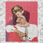 Puzzle Amour vintage et romance, Nouveaux mariés en rose<br><div class="desc">Illustration vintage design d'amour et de romance avec un joyeux couple marié se serrant dans ses bras et se bousculant. Elle est sur le point de chuchoter un secret à son amour.</div>