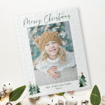 Puzzle Arbres rustiques minimaliste moderne photo de Noël<br><div class="desc">Joli, moderne mais rustique Puzzle photo de Noël mettant en vedette d'adorables petites forêts d'arbres de Noël rustiques et Joyeux Noël dans la typographie moderne sur une douce palette de couleurs pastel moderne de forêt et vert sauge. Ajoutez vos photos préférées et un accueil personnalisé pour un puzzle de vacances...</div>