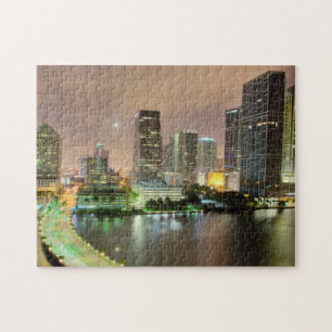 Puzzle Avances de pont à travers la voie d'eau vers Miam