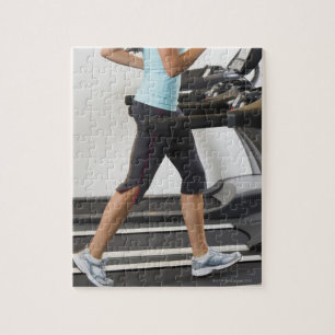 Puzzle Basse section de femme marchant sur le tapis