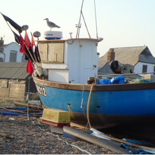 Puzzle bateau de pêche amarré par la mer photo côtière