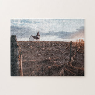 Puzzle Bâtiment de l'église et terrain de foin au coucher