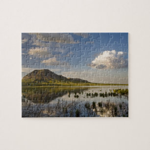 Puzzle Bear Butte se reflète dans le lac Bear Butte, près