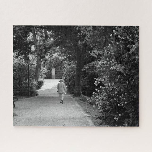 Puzzle Black and white photo of old man at park (Horizontal)