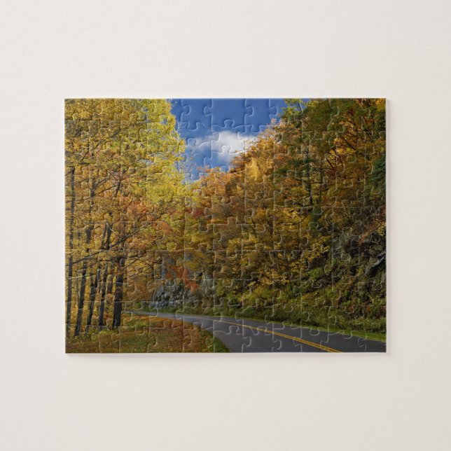 Puzzle Blue Ridge Parkway sinuant à travers les couleurs  (Horizontal)