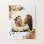 Puzzle Boho Winter Holiday First Christmas Couple Photo<br><div class="desc">Boho Winter Holiday First Christmas Couple Photo Jigsaw Puzzle. Ce puzzle photo de Noël d'inspiration boho est le mélange parfait du charme rustique et de l'élégance moderne, ce qui en fait l'endroit idéal pour une célébration de Noël ou de mariage d'hiver. La couverture est dotée d'une étonnante aquarelle aux fines...</div>