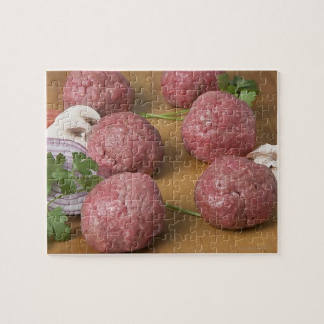 Puzzle Boulettes de viande crue sur une planche à découpe (Horizontal)