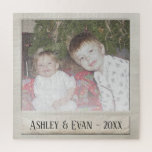 Puzzle Cadre photo vintage tendance avec une seule photo<br><div class="desc">Un design vintage et tendance avec une bordure d'image rétro que vous pouvez ajouter votre selfie ou portrait préféré d'un ami. Ajoutez une photo horizontale à ce joli décor de vacances, parfait pour les enfants. Un design rétro qui vous fera remonter à l'époque de la prise de photos avec un...</div>