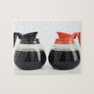 Puzzle Caf. et Decaf. Pots de café en blanc.